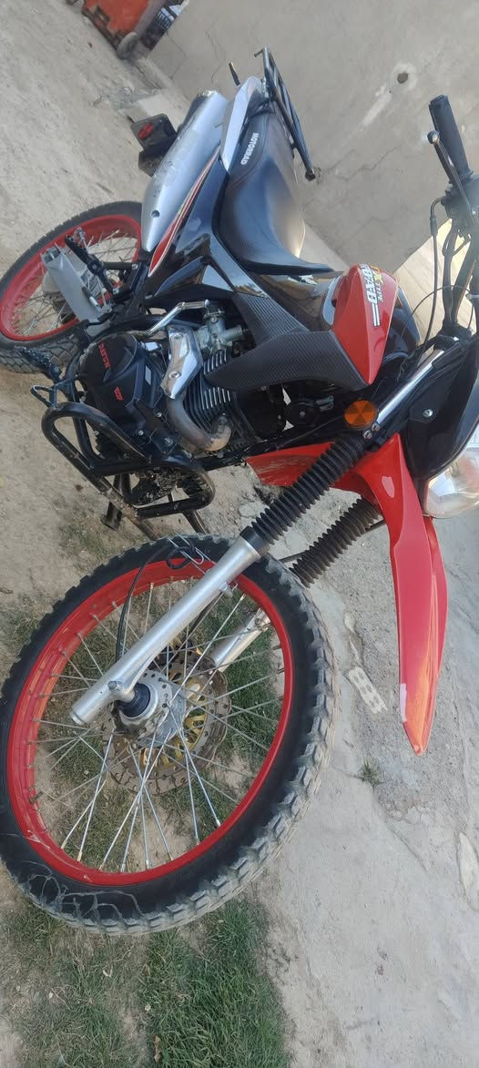 دراجه قفاز ما مشتغل دلفري جبتها استعمال شخصي نضيفه دراجه محور دايوان محرك يعني المحرك بل جيس نضافه فول نقص بس اشاير لا اكثر  مكاني بغداد مشتل *********** بغداد, العراق
