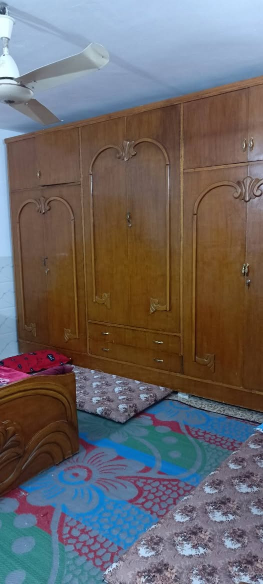 السلام عليكم غرفة خشاب للبيع نضيفة خشب اصلي ثقيل السعر 600 وبيها مجال 
للاستفسار التواصل ***********
