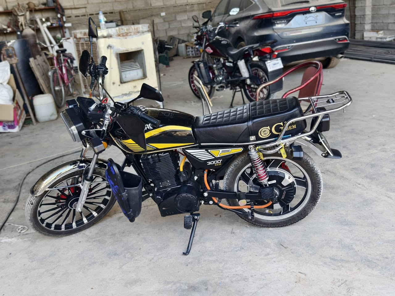 دراجة شحن من شركة سونك SONLINK 2025
بطارية ليثيوم 50A 72v دراجة قوية و عملية 
انسى شي اسمو بانزين و دهن بالشحنه تمشيك اكثر من 100 كيلو الدراجة جديدة شخط ما بيها
عمر البطارية الافتراضي اكثر من 5 سنوات و تكدر تربطها على الهاتف تعرف نسبة الشحن و عمرها و درجة الحرارة و اذا بيها اي عطل يطلع في الهاتف
كلها شغالة ما ناقصها بس جناي سعر الجديد 2 ميلون 
اني رايدها اب مليون ونص و بيها مجال 

المكان ناحية الزاب ***********
