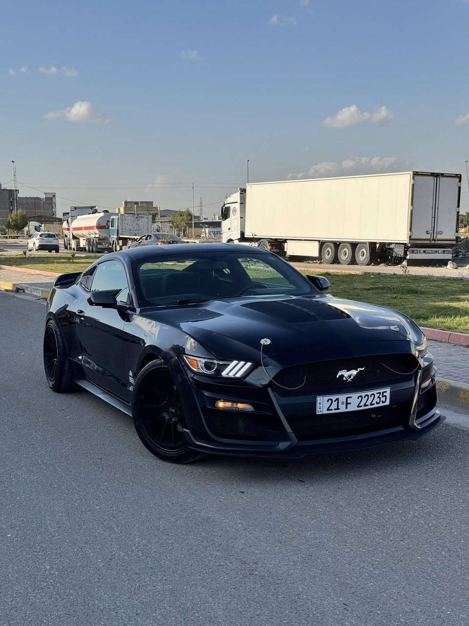 السلام عليكم 
فورد موستنك 2016 / مكينه V6  كير عادي ماشيه 70 مايل حقيقيي السياره جديده بمعنى الكلمه رقم سليمانيه مميز مكان السياره بغداد السيديه وهذا رقمي *********** حيدر
