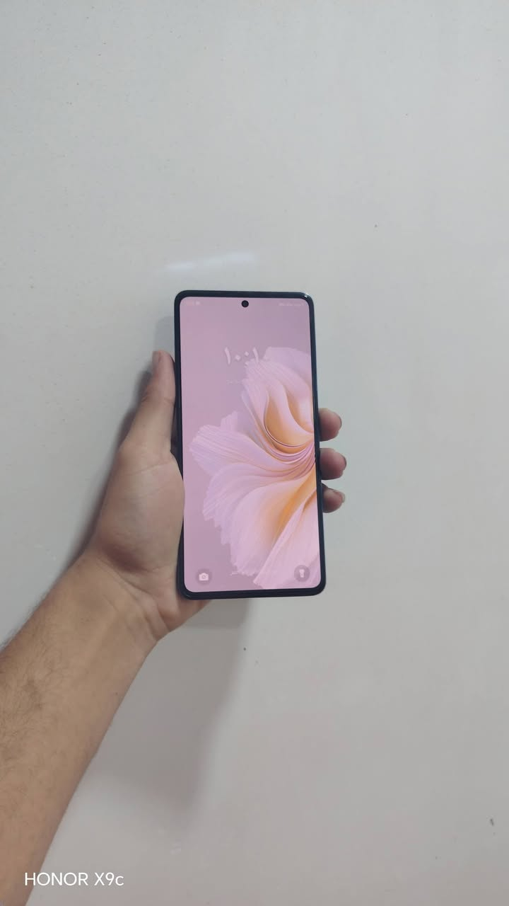 السلام عليكم 
جهاز للبيع تكنو كامون 20برو 5g
الجهاز نضيف حيل 
مامفتوح
ذاكره 256
رام 16
شحن سريع 
سلس جدا 
للبيع او مراوس  السعر180بيه مجال اتصل ***********
