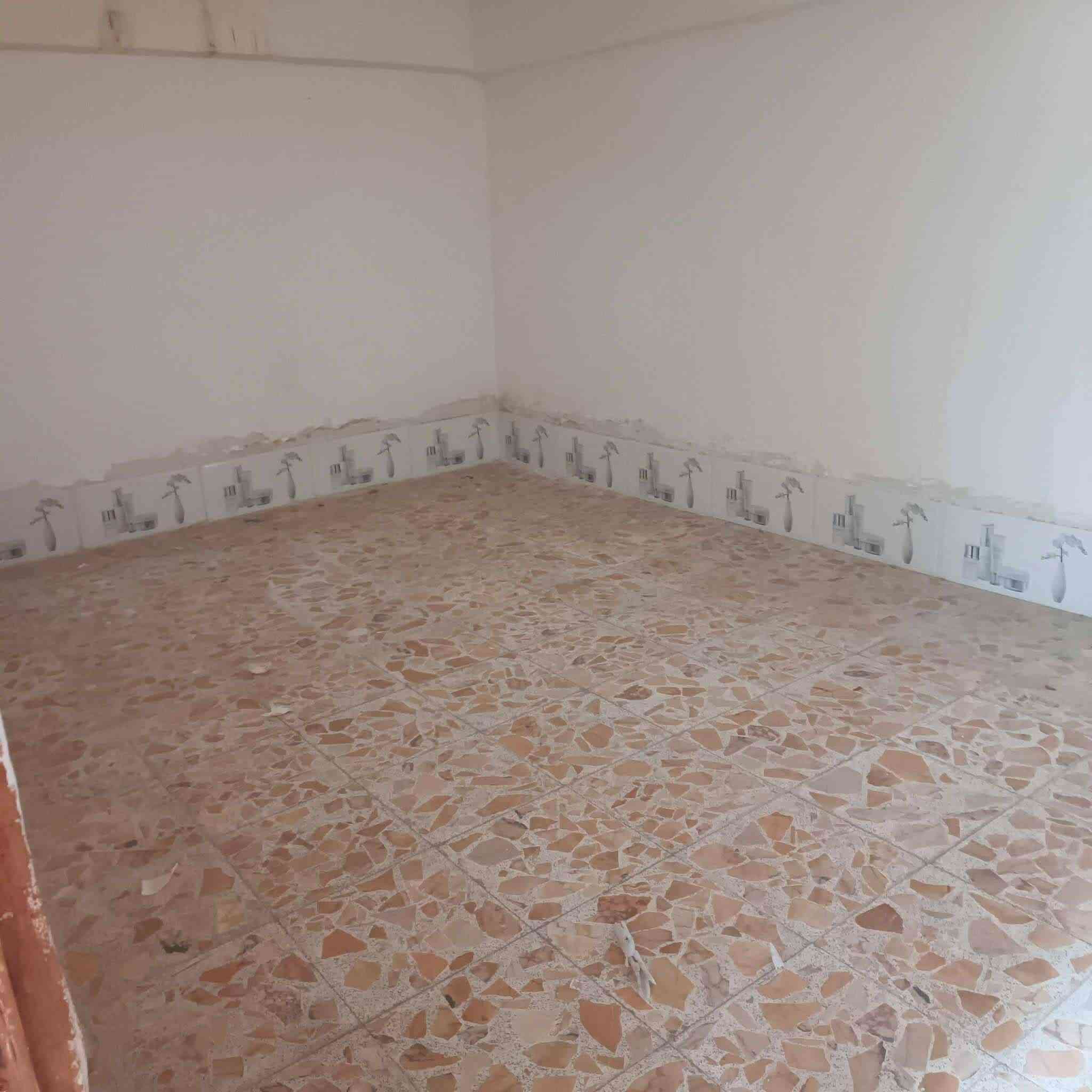 عرض 146
بيت 75 متر للايجار ⭐👍 
حي العسكري منطقة 6 آلاف  قرب مدرسة بلاط الشهداء 🌿🌿
بي غرفة وصاله ومطبخ واستقبال وتخاريج كما موضح بالصور 👀👀
سعر الايجار 250  الف💸💸
ط


**إذا كنت صاحب هذا الإعلان وتريد حذفه لأي سبب، رجاءا أرسل رسالة إلى الدعم الفني**