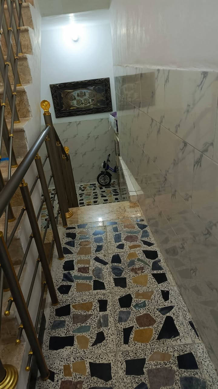 سلام عليكم بيت طابو زراعي. نهايت لأربع شوارع قرب جامع الكيلاني 60متر الواجه 6 وال نزال 10قاطين بناء درجه اولى. كاشي قاطين ماء كهرباء تبليط. شوارع 10  زراعي ابو ريسان فرع 7 للاستفسار الاتصال على الرقم ***********

