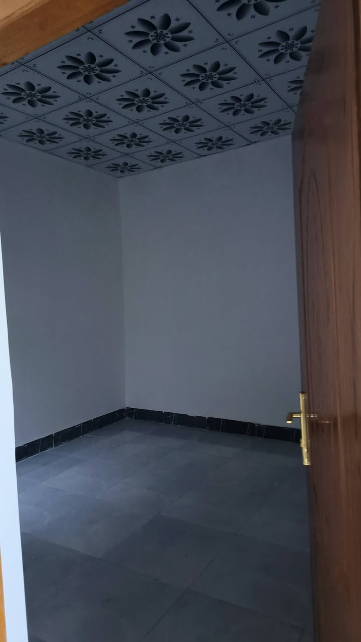 سلام عليكم  70 متر للبيع بناء بلوك وعكاده تجعيب طابوك سقوف ثانويه ارضيه بورسلين يحتوي على غرفه او صاله وستقبال شارع المطار بشارع علكم بشارع حاتم الخير نهايت المقرنص  ***********
