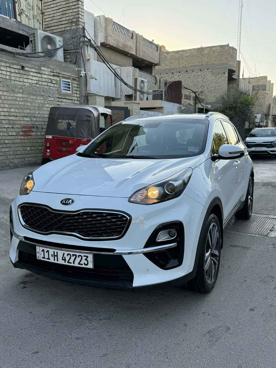 السلام عليكم
سبورتج خليجي للبيع 
رقم بغداد موديل 2020
ماشية 65 الف كيلو
محرك 2000 دوش المرغوب
السيارة مكفولة كفالة عامة
فقط بيها بارد بسيط طرف الباب الخلفي محدد  بل صور 
السيارة كلش نظيفة
المواصفات العادية
حساس أمامي
حساس خلفي
كشنات جلد ومخمل حمصي
المري شفط 
اشاير بالمري
3 أنظمة قيادة
تبريد قطعتين أمامي وخلفي
العنوان : بغداد - الكرخ 
للاستفسار
للأتصال : ‭‭0770 426 5899‬
