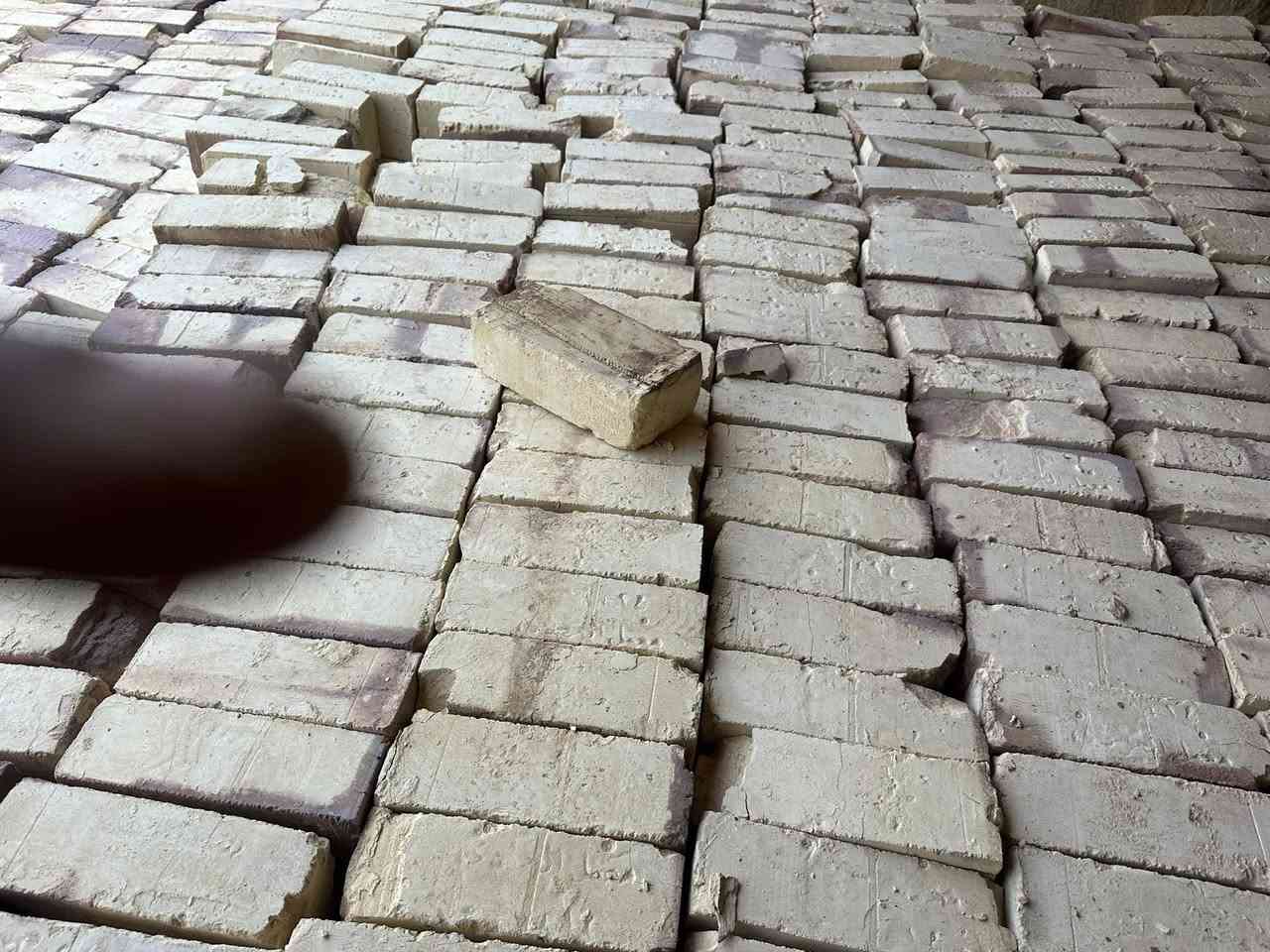 طابوق معمل الجرادي
يوجد طابوق العادي و جمهوري واصل الى الديوانيه  
التواصل ***********
