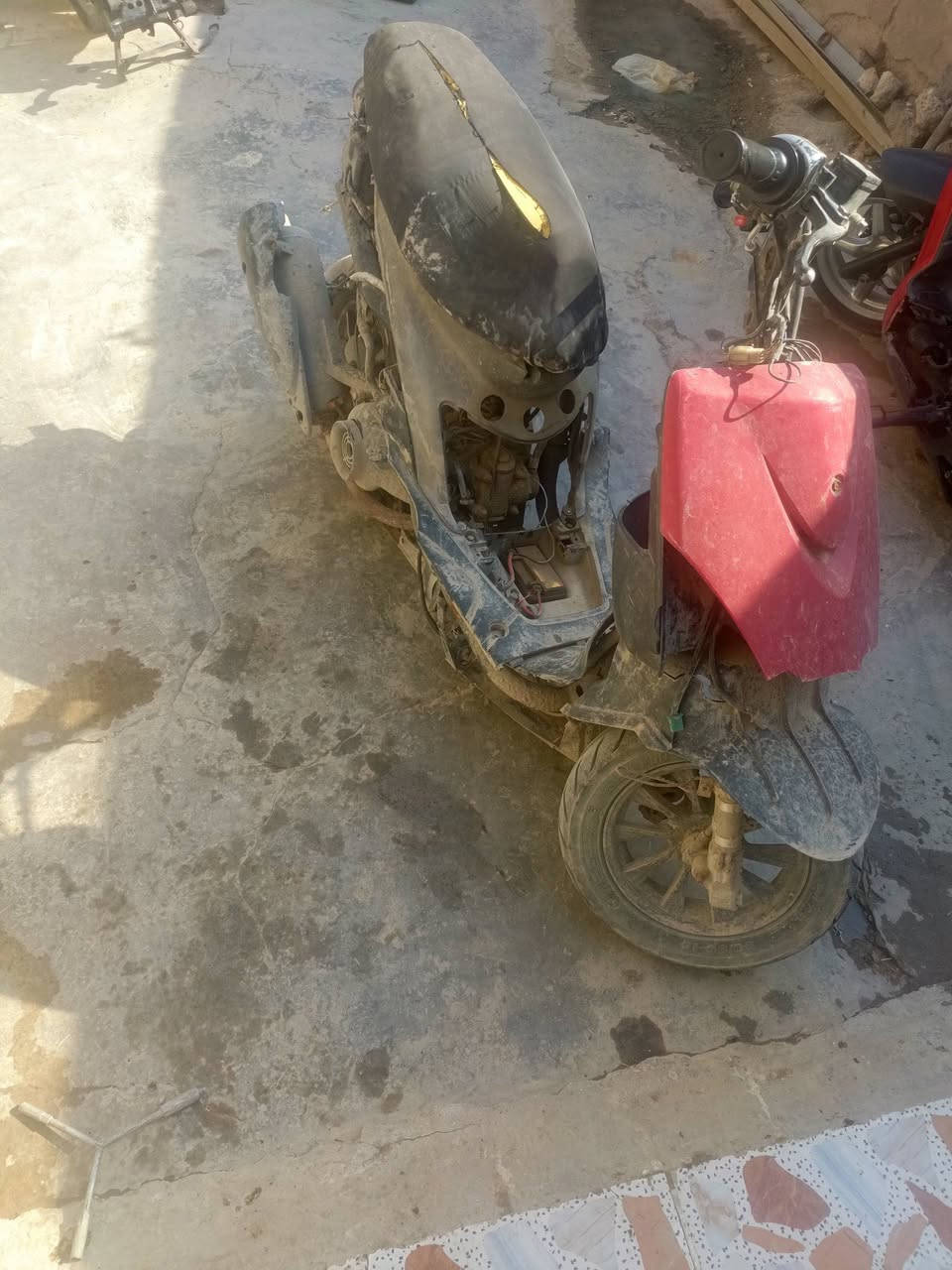 سلام عليكم دراجه ماكس عدله للبيع شغاله بس بيه خربطه ارادله بس كابريته مكان حله السعر  خاص هذه رقمي ***********بي وتساب
