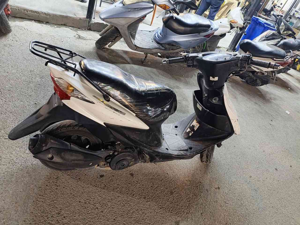 للبيع ادرس ياباني ستاند كهربائي دراجه نازله قبل سنه بس تعبت شويه وبيها رنكات السعر ٢٧٥وبيها مجال العنوان الاعظميه يتصل// ***********دراجه مال رميه بس كامت وكشر شوفت عين
