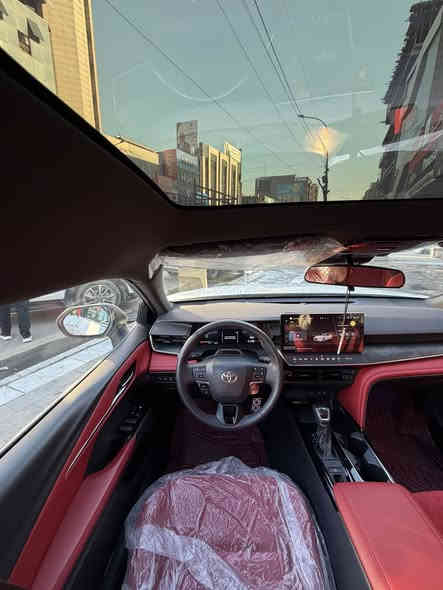 السلام عليكم كامري 2025 للبيع 
الموديل: 2025 (أحدث سنة).
• المنشأ: وارد صيني (بمواصفات مميزة ورياضية).
• المحرك: نظام هايبرد (Hybrid) يعني اقتصادية حيل بالبنزين، تمشيك مسافات طويلة بأقل تكلفة.
• المسافة المقطوعة: فقط 800 كيلومتر (استخدام بسيط جداً للتنقلات التجريبية).
• اللون الخارجي: أبيض لؤلؤي.
• الداخل: جلد أحمر سبورتي مميز (مثل ما مبين بالصور)، سقف بانوراما يفتح.
• الحالة: زيرو، لا صبغ ولا حوادث ولا خدوش، السيارة جديدة بالكامل.
• المواصفات الإضافية: شاشة عرض كبيرة، كاميرات 360 درجة، أنظمة أمان متقدمة، وكل مواصفات الفل الكامل
التواصل ***********
