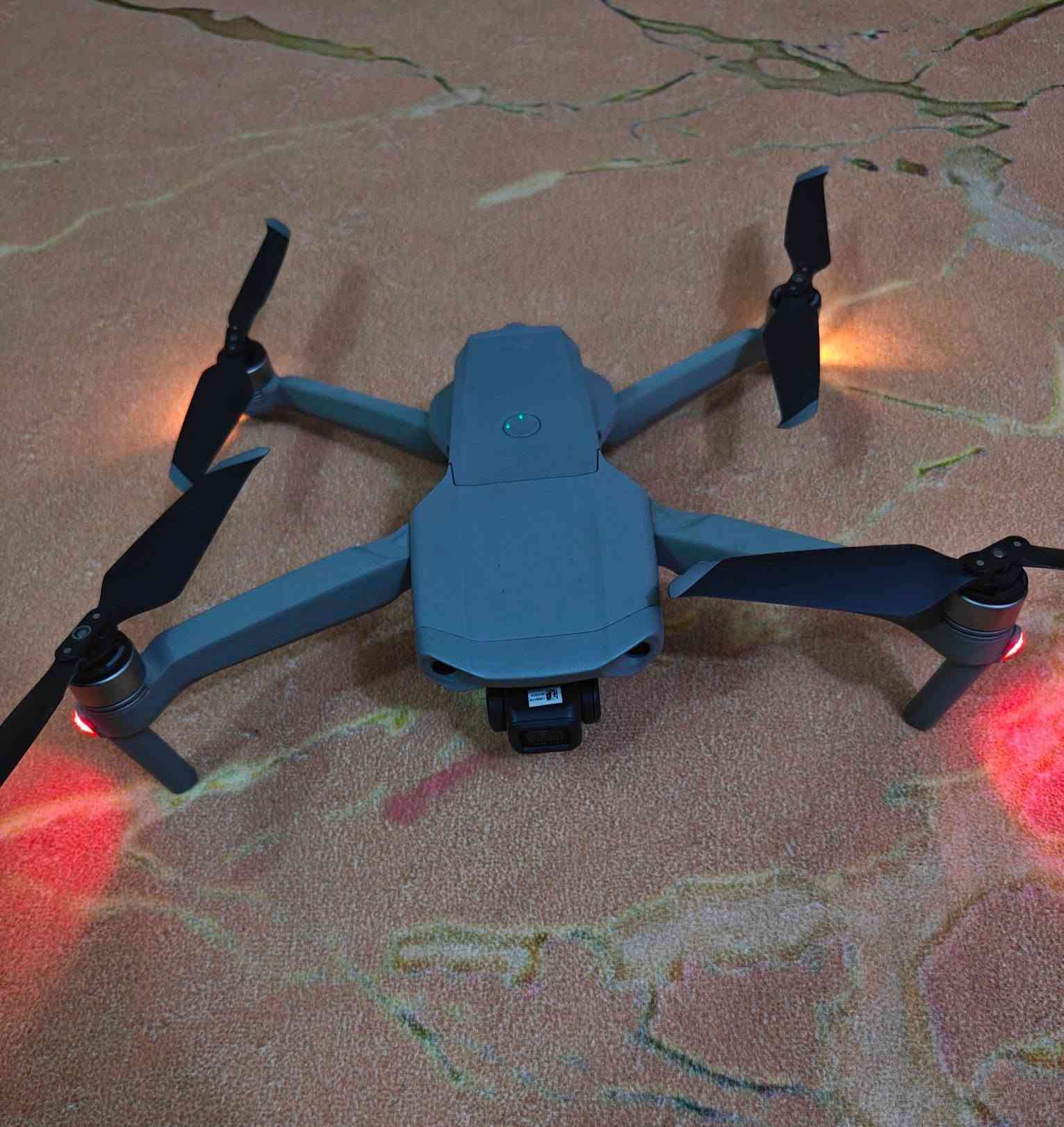 درون DJI Mavic Air 2 درون نضيفة كلش ومابيها ايي خلل وأغراضها كامله فقط بيها بطاريتين الثالثه موجوده بس ما تاخذ شحن اليريد يتواصل ويعرف عنها معلومات اكثر هذا رقمي ***********
