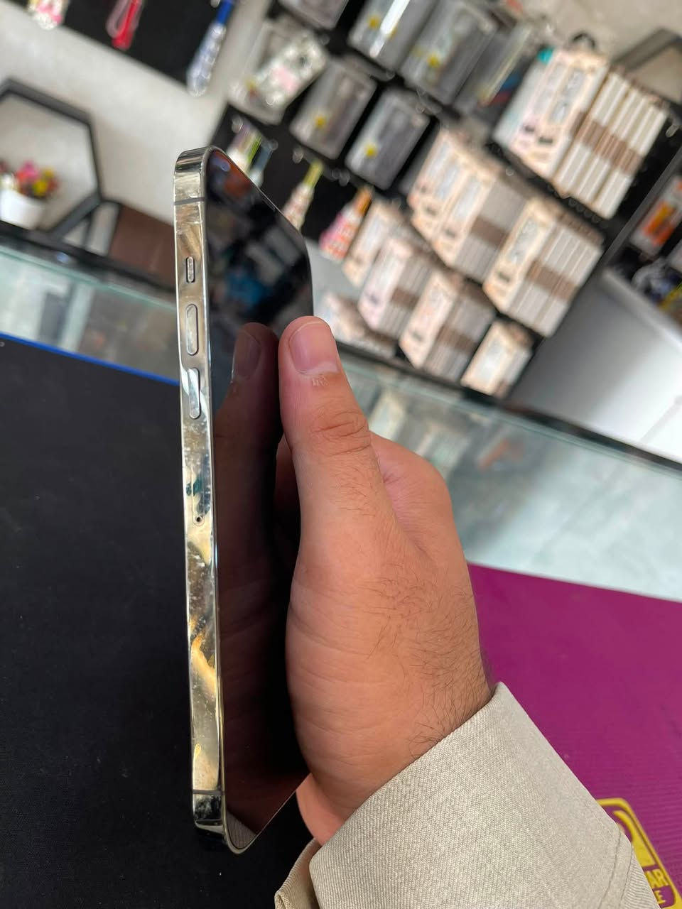 سلام عليكم ورحمة الله فرۆشتنی ✈️
هەرزانترین 13 پرۆ ماکس 
128 گیگا 
پتری 82 بیلادی
T.B / سناپی باندە لەگەل کامێراگ 0.5 ئیش ناکات 
باشی زەمانی دار و بەرد 
وێنەکان لەبەر چاوە 
نرخی تەنها و تەنها 280$ تکایە کەمتر نابێت 
ژ.م / ***********

