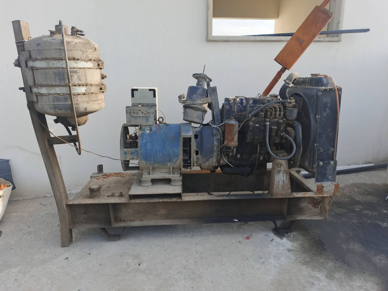 السلام عليكم مولد لل بيع 70 امبير يحتاجلها تعديلات بسيطه شراي تعال خاص او اتصل عل الرقم ***********
