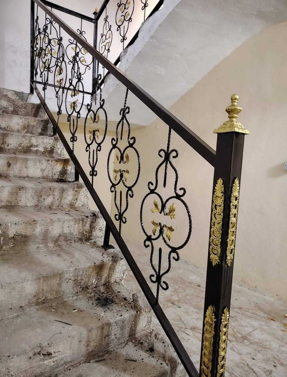السلام عليكم عمل سقائف الكيسبان والكيربي والجملونات والكرفانات وجميع النواع الحداده ***********متواجد فيس واتساب

