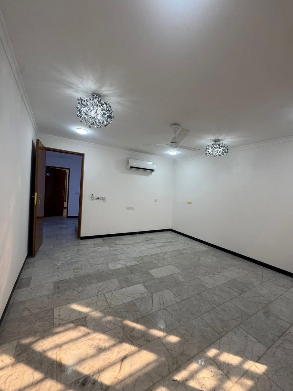 🏡🔥 للبيع بيت زيرو مؤثث – السيدية 🔥🏡

📍 الموقع: السيدية – مربع كامل ساجد
🧱 المساحة: 100 متر
📐 الواجهة: 5 متر

🔹 تفاصيل البيت:
🛏️ 4 غرف نوم
🛋️ صالة واسعة
🍽️ مطبخ حديث
🚿 خدمات عدد 2
🆕 بناء زيرو
🪑 مؤثث بالكامل
❄️ 5 سبالت LG
✨ كاونتر أنيق

💰 السعر: 420 مليون
🤝 قابل للتفاوض

📞 للاستفسار:
☎️ ***********
☎️ ***********
