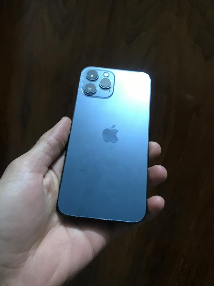 سلام عليكم شباب ايفون 12 برو ماكس بطاريه 79 ذاكره 256 جهاز مكفول من كلشي وكلشي شغال فقط الكامره الخلفيه القريبه بيها غواش مو البعيده سعر 400 وبي مجال عنوان بغداد ***********
