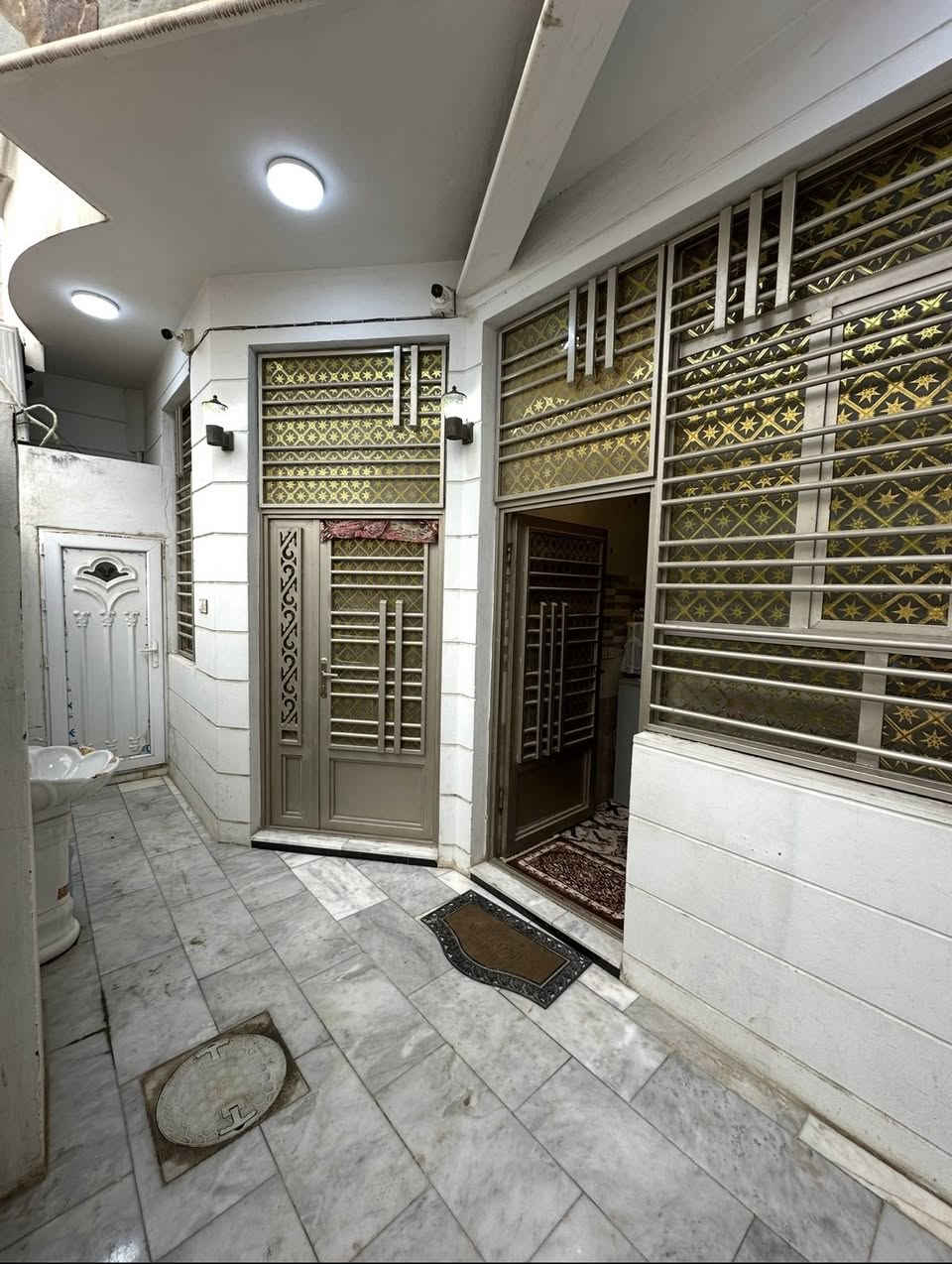 يالله اللهم صل على محمد وال محمد
***********
دار للبيع 100 متر طابقين بناء طابوك جمهوري 
يتكون من أربع غرف نوم واستقبال وصالة ومطبخ وصحيات العنوان مقابيل مستشفى الكفيل خلف منتجع احمد الشبلاوي 
50 متر عن سايدين مستشفى الكفيل 
طابو زراعي سند 25 إقرار محكمة
خدمات مي مجاري تبليط كهرباء امداور نفس اليوم 
يصلح سكن أو حسينية للزوار
