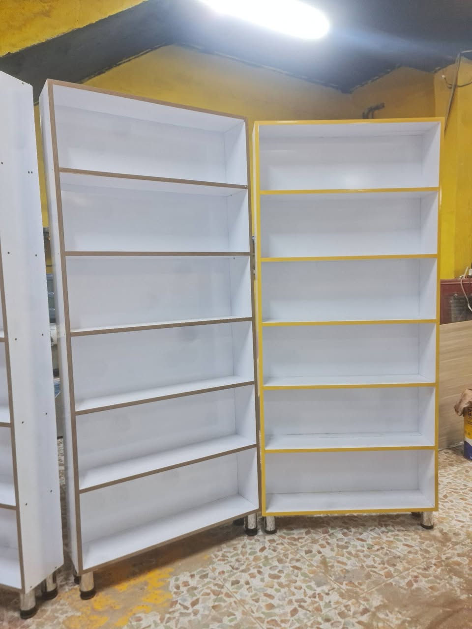 معمل النوار النجف شارع المطار نهايته بدايت شارع المعمل ***********  عرض خاص فتره سعر 57الفاترينه كل رف يشيل وزن 40 كيلو شغل درجه اولاه ضهار بسمار مو مسدس يخلع  18 مليم تارس ضهار لامع ما السكه هم شملها العرض  اي قياس نشتغل
