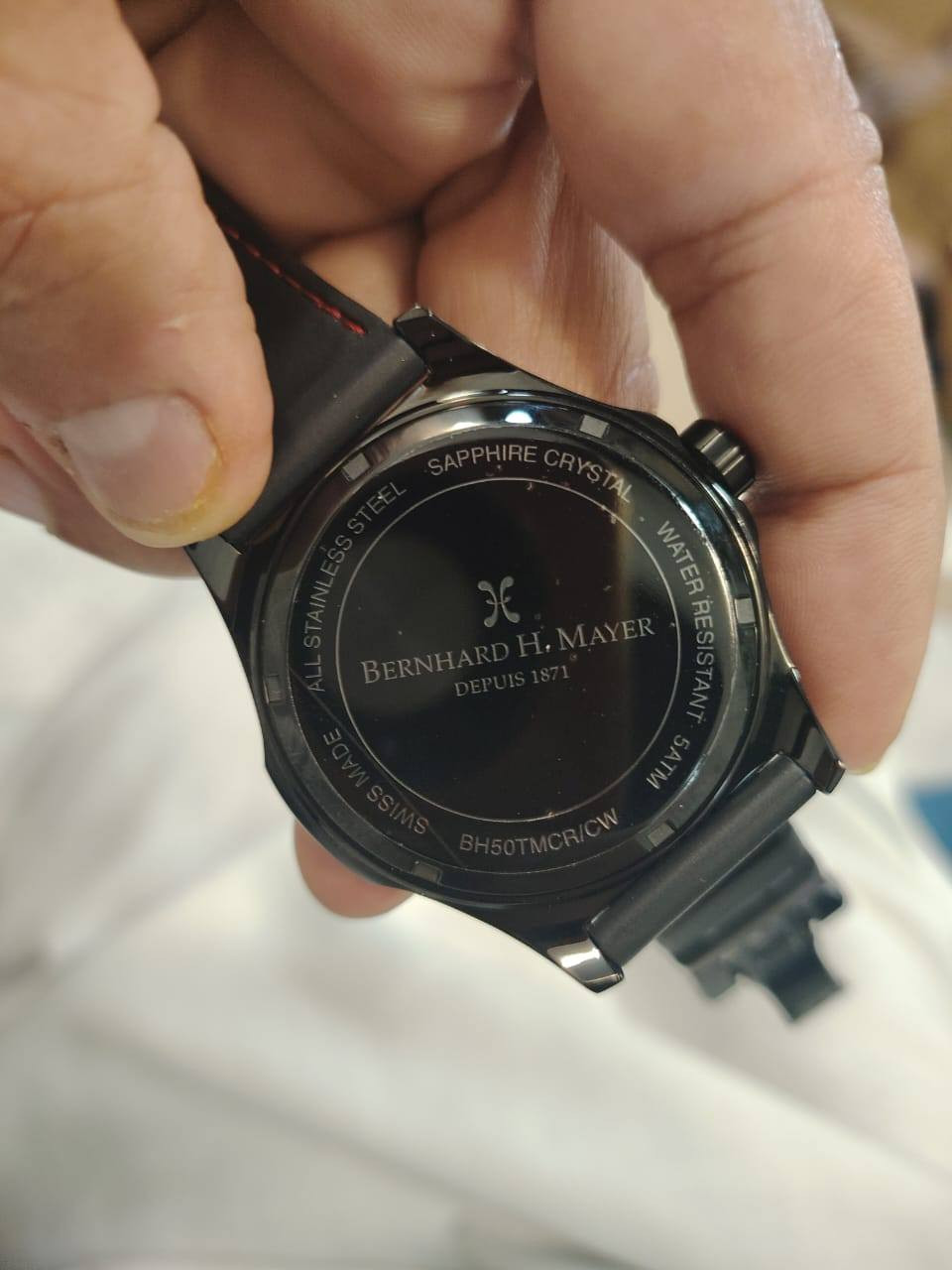 ​⌚ للبيع: ساعة Bernhard H. Mayer سويسرية فاخرة (إصدار رياضي)
للتميز عنوان.. أقدم لكم ساعة من العلامة السويسرية العريقة Bernhard H. Mayer، المصممة خصيصاً لعشاق الأناقة والرياضة والقوة.
​✨ مميزات الساعة:
​الصناعة: سويسرية أصلية بالكامل (Swiss Made) مع تاريخ عريق يمتد لعام 1871.
​التصميم: ميناء أسود "حبيبي" (Sandblasted) مستوحى من سباقات السيارات، يمنحها مظهراً فخماً وغير تقليدي.
​المينا الفرعي: تحتوي على عداد ثوانٍ منفصل عند الرقم 6 بلمسة حمراء رياضية تزيد من جمال التصميم.
​الهيكل: مغطاة بطبقة سوداء فاخرة ومقاومة، مع إطار (Bezel) مزدوج الاستخدام لتحديد الوقت أو منطقة زمنية ثانية.
​الحزام: مطاطي (Rubber) عالي الجودة مع خياطة حمراء، مريح جداً للمعصم ومثالي للاستخدام اليومي والرياضي.
​الحالة: ( جديدة).
​الملحقات: كاملة
السعر خاص


**إذا كنت صاحب هذا الإعلان وتريد حذفه لأي سبب، رجاءا أرسل رسالة إلى الدعم الفني**