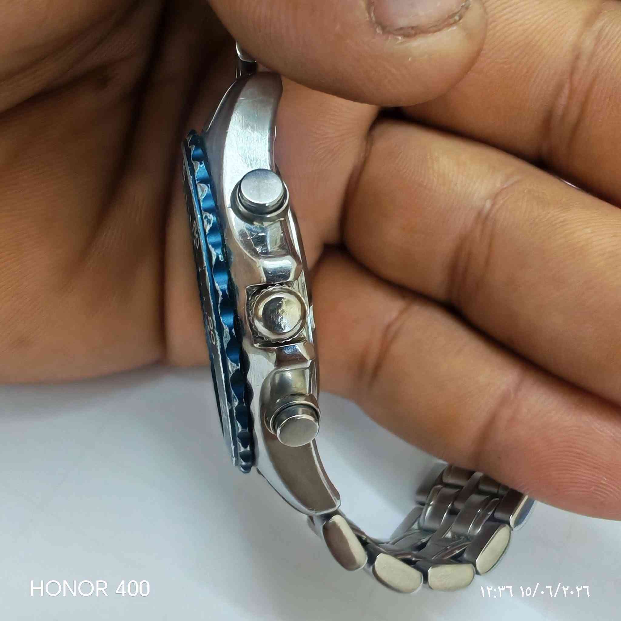 السلام عليكم
ساعة سييتزن بروماستر (Citizen Promaster) ذات ميناء أبيض وعقارب زرقاء بتصميم كرونوغراف كلاسيكي.تتميز الساعة بحركة كوارتز قادرة على قياس الوقت بدقة 1/100 من الثانية.الإطار الخارجي مصمم للحسابات البحرية مع علامات "Port" و "Reach" للملاحة.الهيكل مقاوم للماء حتى عمق 100 متر (WR100).
***********
*********** واتس
