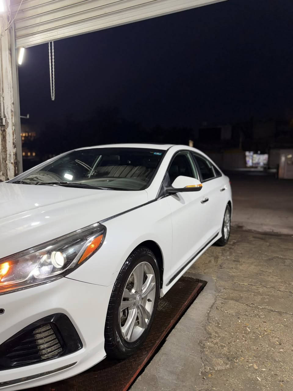 سلام عليكم سوناتا موديل 2019 ماشية 110 الف سياره حلوه ونضيفه  حادثها كلين باب الصدر مبدل جاملع شوية مصبوغ بجم كبس سليم جداً محرك 2400 رقم بغداد تحويل ثاني يوم مكان السياره بغداد شارع فلسطين الرقم *********** السعر 155 وبيها مجال
