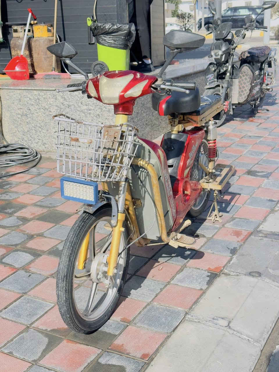 يالله 🧡
السلام عليكم 
دراجه الأخوين للبيع حيل نضيفه 
5 بطاريات شديتهن قبل ٤ اشهر 
الزيتوني الأصلي 
مكانه الفلوجه 
السعر 300 وبي مجال 
رقم:***********
