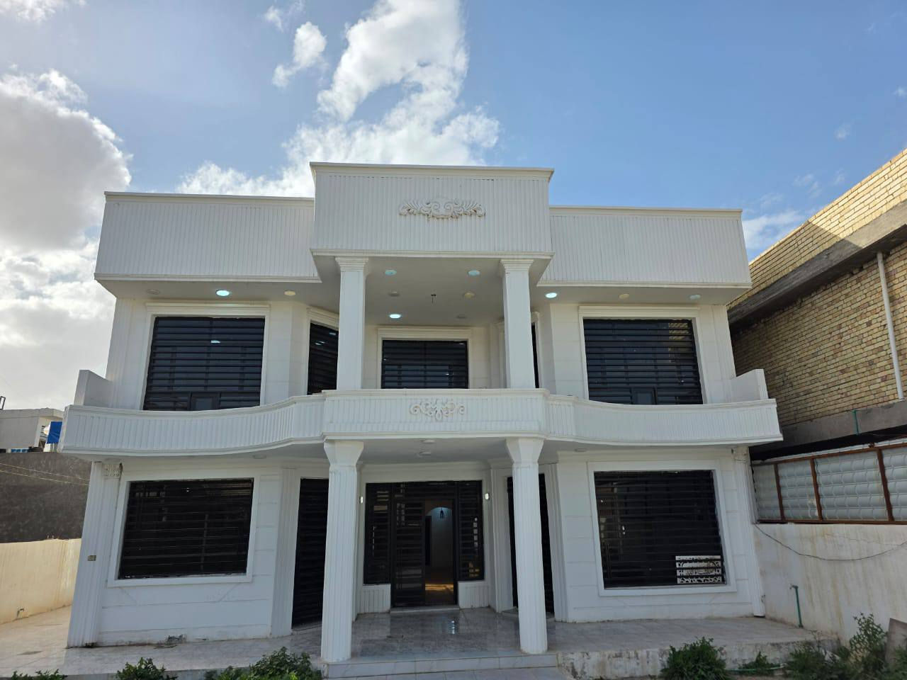 السلام
العقار للبيع 
عنون الجزيره سياحيه قرب مركز شرطة الفحامه
مساحت البيت 510 واجهت البيت 17متر
بناء حديث
البيت زنجيال على فراعين 
يحتوي على 7غرف نوم 
استقبال 4ونص في 7
مطبخ 4ونص في 7
صحيات معزوله 
ارضيت البيت مرمر 
صطحين 
رقم الهاتف ***********
***********
