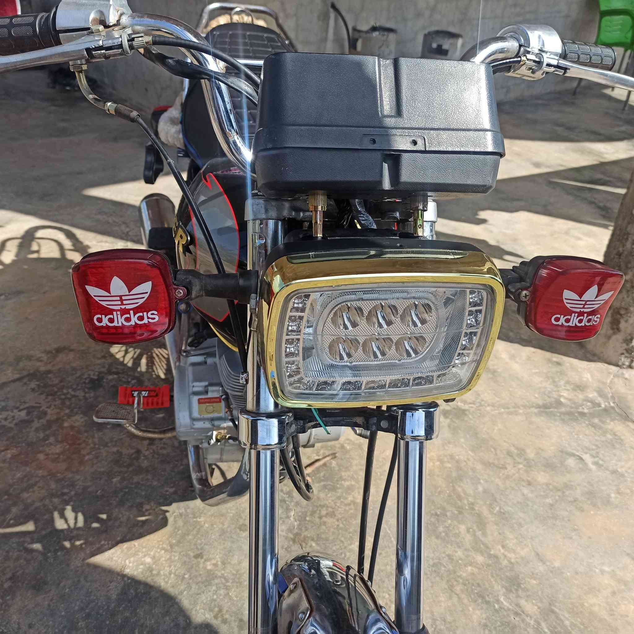 السلام عليكم
موطور تايكر 2020 للبيع كلشي شغال كشن وتانكي جديدات موطور نظيف حيل السعر 350
 للتواصل ***********
