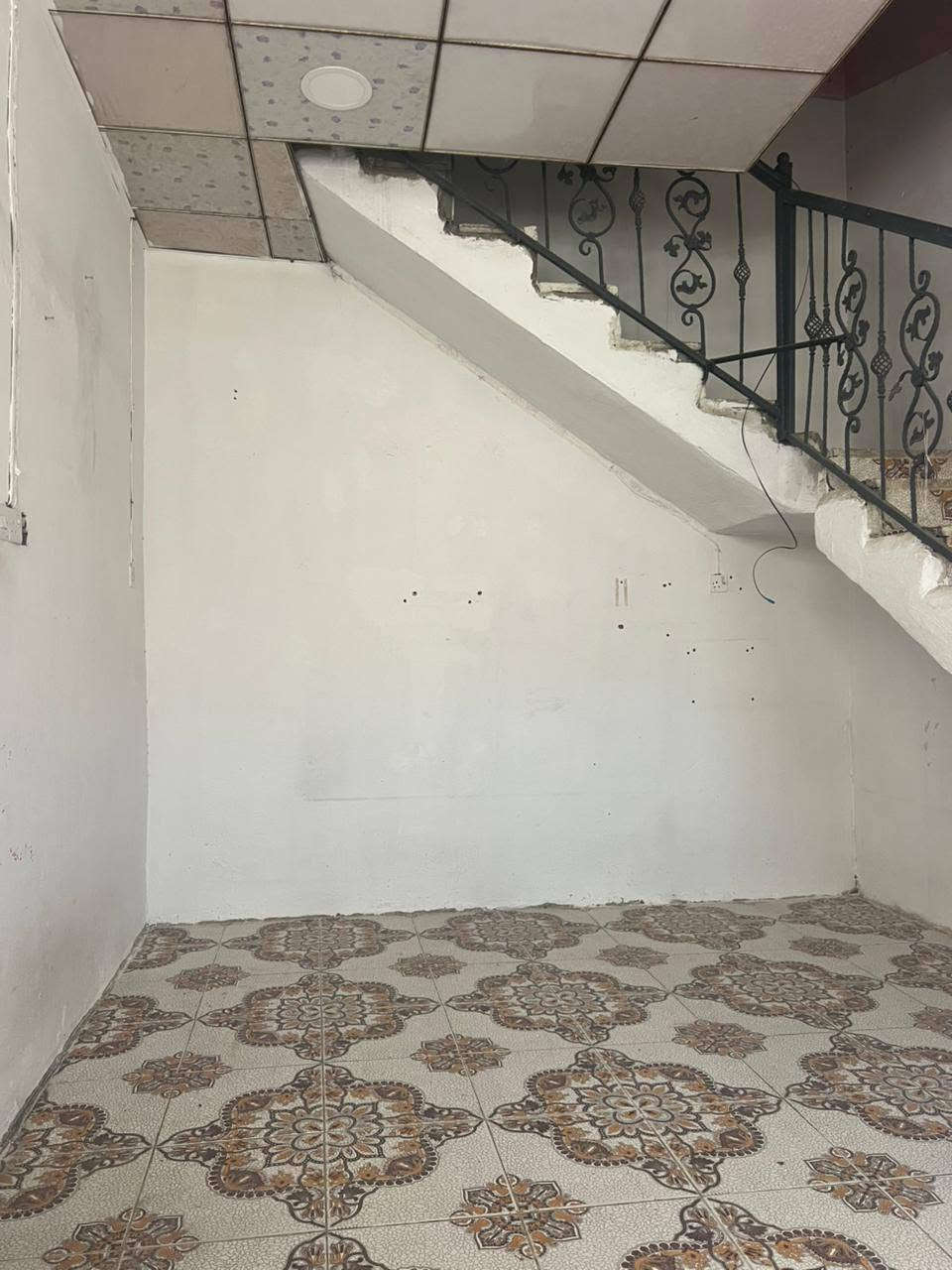 🏡 للبيع بيت طابقين في أبو الخصيب – عويسيان 
📍 الموقع: قرب علوة الكوفة
🔹 المساحة: 90 متر
🔹 البيت ركن
🔹 الطابو: زراعي باسم عراقي
✨ يحتوي على: ▪️ غرفتين نوم
▪️ صالة
▪️ مطبخ
▪️ صحيات
▪️ استقبال
💰 السعر: 55 مليون وبيه مجال قليل
📞 للاستفسار: ***********
