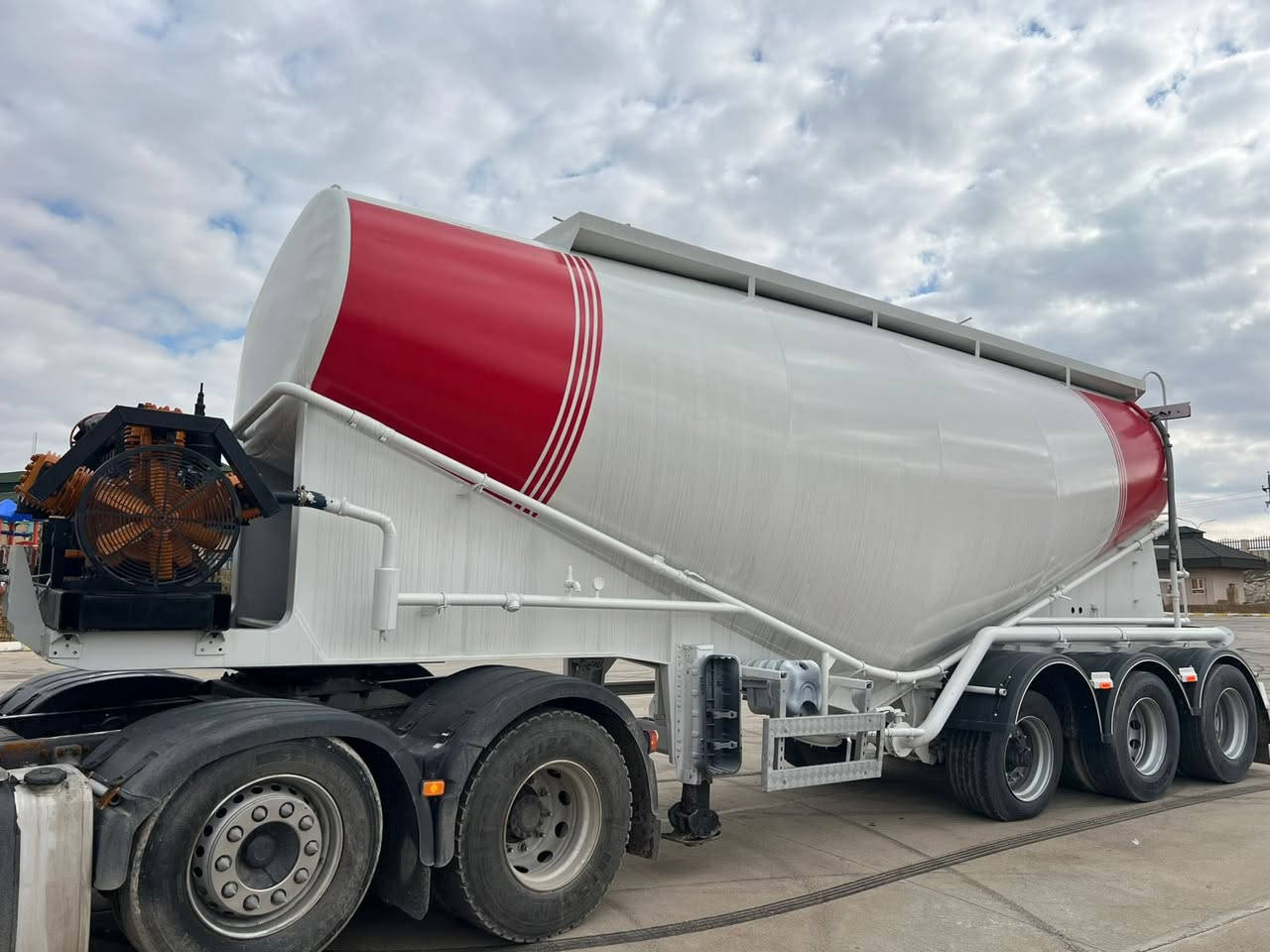 بطل سايلو للبيع 
بعده منفيس 
نوع هاشم اوغلو
موديل   ٢٠١٣ 
دبل تاير بلادي 
***********
***********
