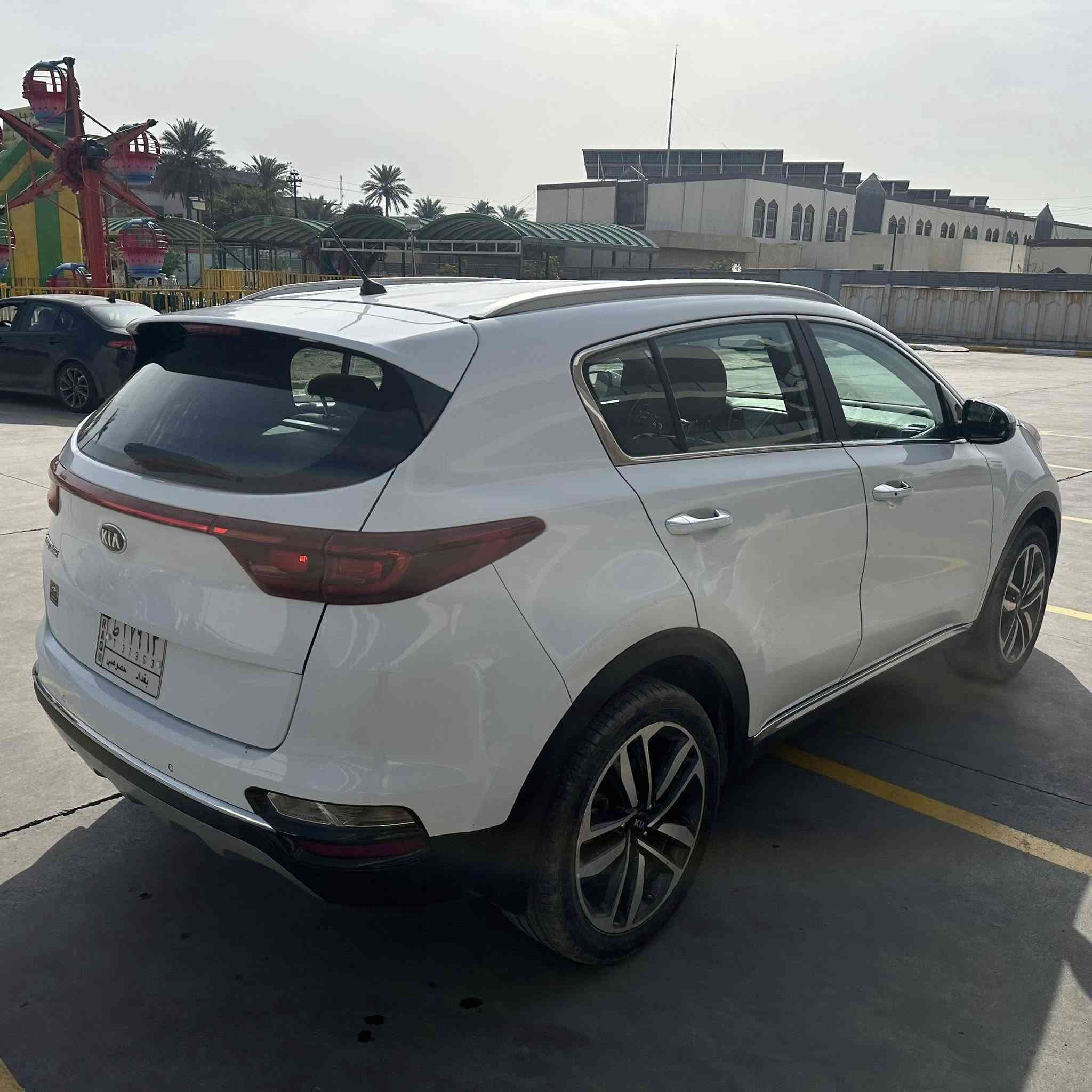KIA SPORTAGE (خليجي ضمان الدولية العراقية)
الموديل :-2019 شكل 2020
عداد المسافة :- 94000 كم
المواصفات :-
1- بصمة ابواب وصندوق وتشغيل
2- نظام ترحيب عند الاقتراب
3- صف المقاعد الامامي كهرباء
4- هند بريك بصمة
5- مانع انحدار مانع انزلاق AUTO HOLD
6- تبريد نظام دويل منفصل
7- كتات GT رصاصي 
8- شاشة وكامرا (مُضافة)
9- وبقية المواصفات الاساسية المعروفة
السعر :-19.300$ قابل للتفاوض
العنوان :- الكرخ/ حي الخضراء
للإستفسار :-***********
