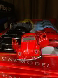 سيارات حديد  تشغيل موسيقى وانطلاقه للامام تشغيل اناره اماميه وخلفيه اب...