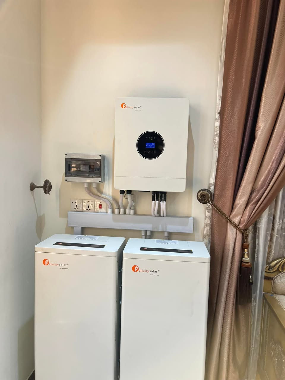 تم بعون الله تنصيب منضومة طاقة شمسية 
30امبير نهاري ليلي
/بطارية 15kw عدد2 نوع فلستي سولر 🔋
/انفيرتر 8kw نوع فلستي فولر
/الواح نوع لونجي هيمو x10 عدد 14
للمراسلة والاستفسار على الارقام ***********-***********
موقع المكتب بابل الحصوة
