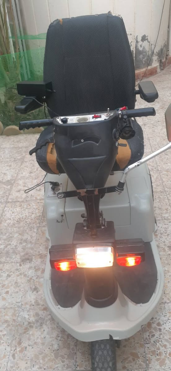 دراجه كهربائيه المانية الصنع لكبار السن والمعوقين للبيع .
٢٤ فولت 

بطاريات عدد ٢ 

سعة البطاريه ٤٨ امبير 

محرك بلادي قوي 

اشارات ضوئيه متكامله 

كرسي دوار مريح 

شاحن جديد 

السرعه ٢٥ كم بالساعه 

السعر ٤٥٠ الف قفل .

مكاني ناصريه المركز .


**إذا كنت صاحب هذا الإعلان وتريد حذفه لأي سبب، رجاءا أرسل رسالة إلى الدعم الفني**