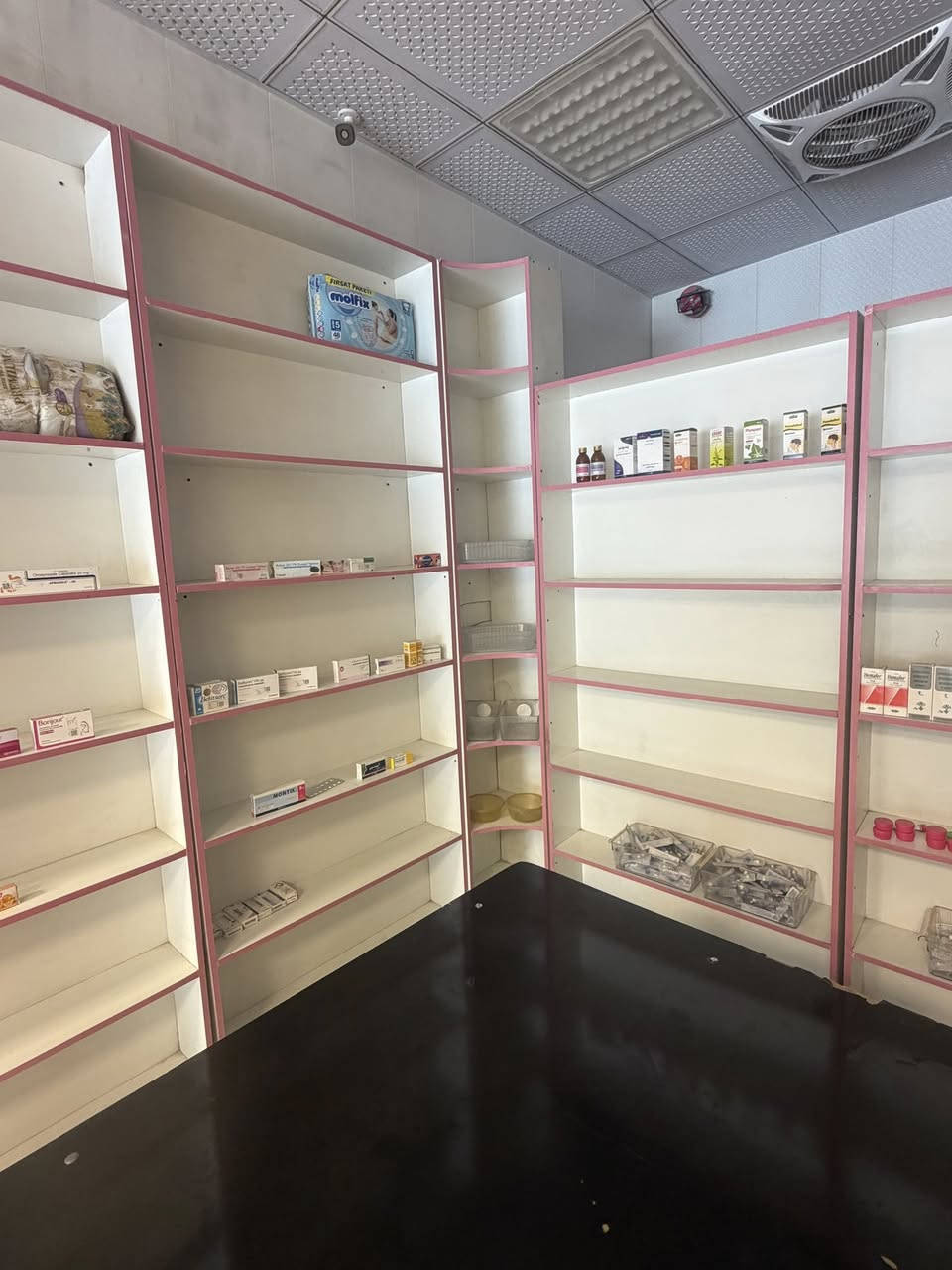 فاترينات صيدلية السعر الكامل لكل القطع معاً ٥٠٠ الف العنوان بغداد
للتواصل ***********
