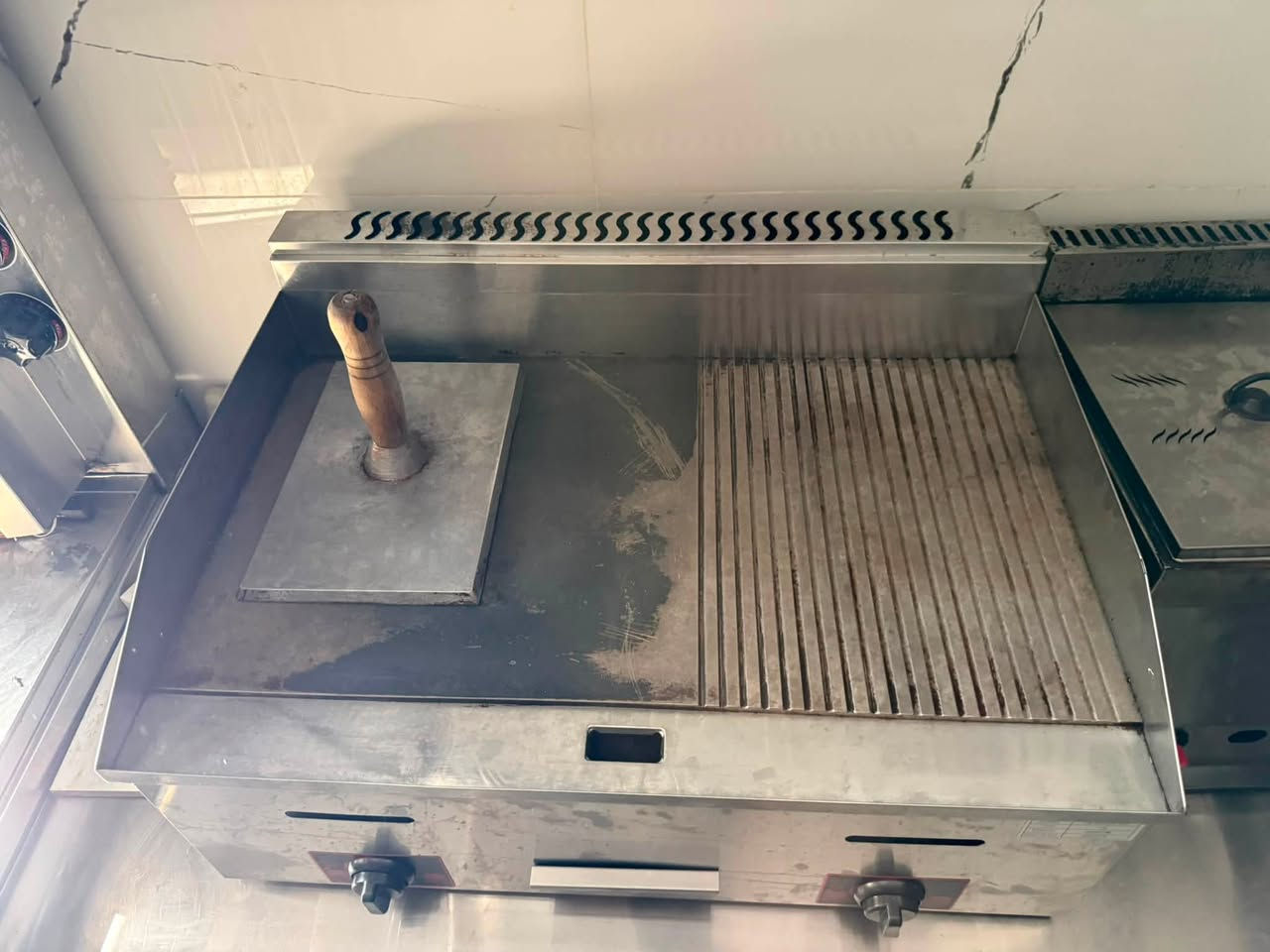 سڵاوتان لێبێ
ئەمانە بۆ فرۆشتن کە پێک یەت لە ( فڕنی ماسی و مریشک - دوو شەوایی - جیهازی سور کردنەوەی فنگر - جیهازی سورکردنەوەی بەرگر - شەوایی مریشک - مەخسەل ) لە ڕەسمەکەیا دیارە هەمووی پێکەوە ئەفرۆشین چەن پێز و کورسیەکیشی لەگەڵایە 
بۆ پەیوەندی کردن 
***********
