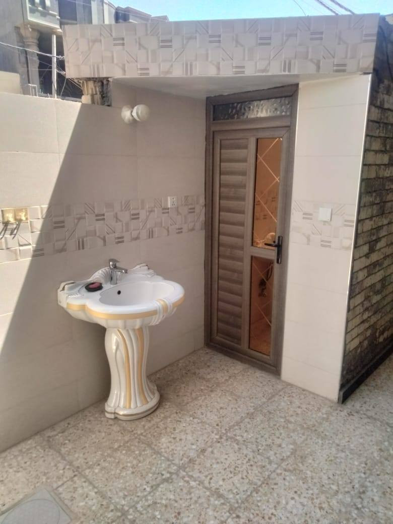 دار للبيع في أبو غريب   منطقه حي الصديق ..
طابقين(  رقم العقار ١١٠٣ ) شارع ١٠م قرب شارع المطار 
 المساحة: 150 متر 
 الواجهة: 7.5 م النزال ٢٠م  يحتوي على ٤ غرف نوم بناء حديث 
للاستفسار ..
مكتب الشاكرين للعقار. 
***********📲
***********📞
ابي غريب-حي الصديق-مجاور شارع المطار
