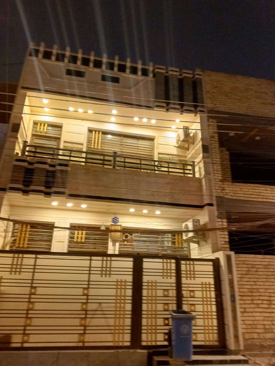 الدار لبيع المساحه 80 متر حي تونس مجمع النور السكني استفسار على الرقم ***********
