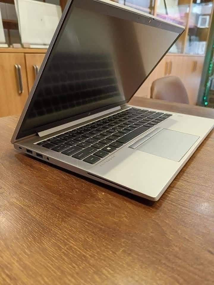 ⭐ HP EliteBook 845 G7 ⭐
لاب توب معدني أنيق، خفيف الوزن، ومثالي للشغل والدراسة
💥 جديد | تصميم أنيق  وإمكانيات قوية بسعر ممتاز 💥
🔹 المواصفات:
☑️ المعالج: AMD Ryzen 5 Pro 4650U – أداء جبار وسريع
☑️ الرام: 8GB DDR4 – قابلة للزيادة حسب الاستخدام
☑️ التخزين: 256GB SSD M.2 NVMe – قابل للزيادة
☑️ كارت الشاشة: Vega AMD Radeon
☑️ الشاشة: 14 بوصة بدقة عالية FHD

🔹 المخارج والتوصيلات:
🔸 2 × USB 3.0
🔸 2 × USB Type-C
🔸 HDMI
🔸 مخرج سماعة 3.5mm
🔹 المميزات:
✅ بطارية أصلية تدوم أكثر من 3 ساعات
✅ شاحن أصلي
✅ حالة ممتازة – فرز أول بدون خدوش
✅ تصميم معدني قوي وأنيق
✅ أداء ممتاز في المهام المكتبية والدراسة
✅ سهل الحمل – مثالي للتنقل والاستخدام اليومي
🔹 بيشغل برامج وألعاب زي:
🔸 برامج Microsoft Office
🔸 برامج محاسبة زي QuickBooks وExcel
🔸 التصميم زي Photoshop وCanva
🔸 الاجتماعات الأونلاين: Zoom – Google Meet
🔸 البرمجة: Visual Studio Code – Android Studio
🔸 الألعاب زي Valorant – PES – PUBG Mobile 
🔹 مناسب لـ:
💼 المحاسبين والمهندسين والمدرسين
🎓 الطلاب والباحثين
💻 التسويق والشغل الحر
🖥️ الاستخدام اليومي المنزلي أو المكتبي
📦 شحن متاح لجميع المحافظات .
🛠️ ضمان 6 شهور + 14 يوم استبدال أو استرجاع
شركة السعد فرع وسط البلد 33 شارع قصر النيل بجوار البنك المركزي الدور السابع.

للتواصل واتساب او فون: 01026531494


**إذا كنت صاحب هذا الإعلان وتريد حذفه لأي سبب، رجاءا أرسل رسالة إلى الدعم الفني**
