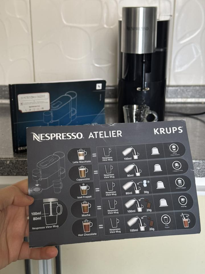 مكينة قهوة ☕️
☕ للبيع: ماكينة قهوة Nespresso Atelier (الأصلية)

(ملاحظة ): المكينة بالة اصلي فرنسي طلعت بدون كارتون و كل غراضها كاملة الكتلوك كاملة .  
لعشاق القهوة المختصة والـ Latte Art، الماكينة الأذكى من نسبريسو اللي تسوي قهوتك بلمسة زر وحدة!
✨ أهم المواصفات والمميزات:
• نظام رغوة الحليب المباشر: الماكينة بيها "خفاقة" مدمجة تخفق الحليب مباشرة بداخل الكوب (حار أو بارد)، يعني ما تحتاج جهاز (Aeroccino) خارجي.
• تنوع المشروبات: تكدر تسوي (Ristretto, Espresso, Lungo, Cappuccino, Latte Macchiato, Flat White) وحتى الـ Iced Frappé والقهوة المثلجة.
• تدعم الحليب النباتي: الماكينة مصممة حتى تضبط رغوة حليب اللوز، الصويا، والشوفان بكفاءة عالية.
• سهولة التنظيف: الخفاقة تنفصل بسهولة وتغسلها، والماكينة بيها نظام تنبيه للتنظيف والترسبات.
• تصميم أنيق وعصري: تصميم نحيف (Slim) ما ياخذ مساحة بالمطبخ وشكله جداً فخم.
• ضغط 19 بار: لضمان استخلاص القهوة مع "كريمة" غنية ومثالية.
📋 الحالة:
• الماكينة نظيفة جداً بنظافة 98‎%‎ (مثل ما موضح بالفيديو و الصور).
• كاملة مع الكتالوج الخاص بيها.
📍 الموقع: [الموصل / الجانب الايمن ] لا يوجد توصيل ❌ تجي للبيت تشوفها و تشغلها و تستخدمها وإذا غير الكلام و النظافة و الترتيب مالها كروتك على حسابي 

💰 السعر: [ 150 الف] قفل بدون عمولة أو (للاستفسار مراسلة الخاص) حياكم الله ❤️


**إذا كنت صاحب هذا الإعلان وتريد حذفه لأي سبب، رجاءا أرسل رسالة إلى الدعم الفني**