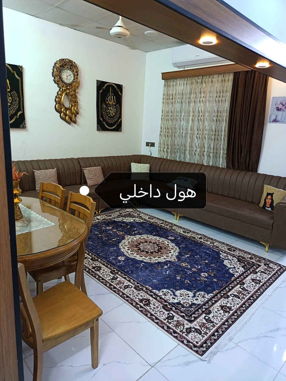 السلام عليكم 

🟢دار للبيع  زراعي طابو اسود.مضمون المساحه الكليه ١٢٠ متر(((((السعر 75 وبي مجال للاستفسار ***********))))) 
⚫️الموقع الحمزلي المربع الذهبي 

البيت طابق ونص بناء درجه اولى 
واجه مودرن 
خريطه حديثه على يد مهندسين 

الطابق الاول : غرفتين نوم 
مطبخ 
صحيات وترك
استقبال 

الطابق الثاني غرف نوم 

المنطقه تبليط  وانترنيت ضوئي كامل خدمات والمدرسه مسافه ١٥ متر
