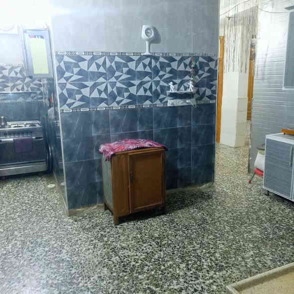 بيت اللبيع مساحة ٢٠٠ متر قاطين غرفتين نوم بل قاط الثاني وغرفتين جوة مكانة بغداد  قرب كراج الاسدي جامع زينب الكبرى شارع المواكب منطقة ٣٠٠ بل بداية السعر ١٤٥ هذ رقم والدي ***********
