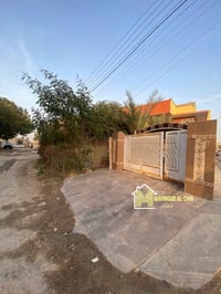 عقار للبيع في حي الخضراء موقع مميز ركن على شارعين المساحة 330 .  يتكون...