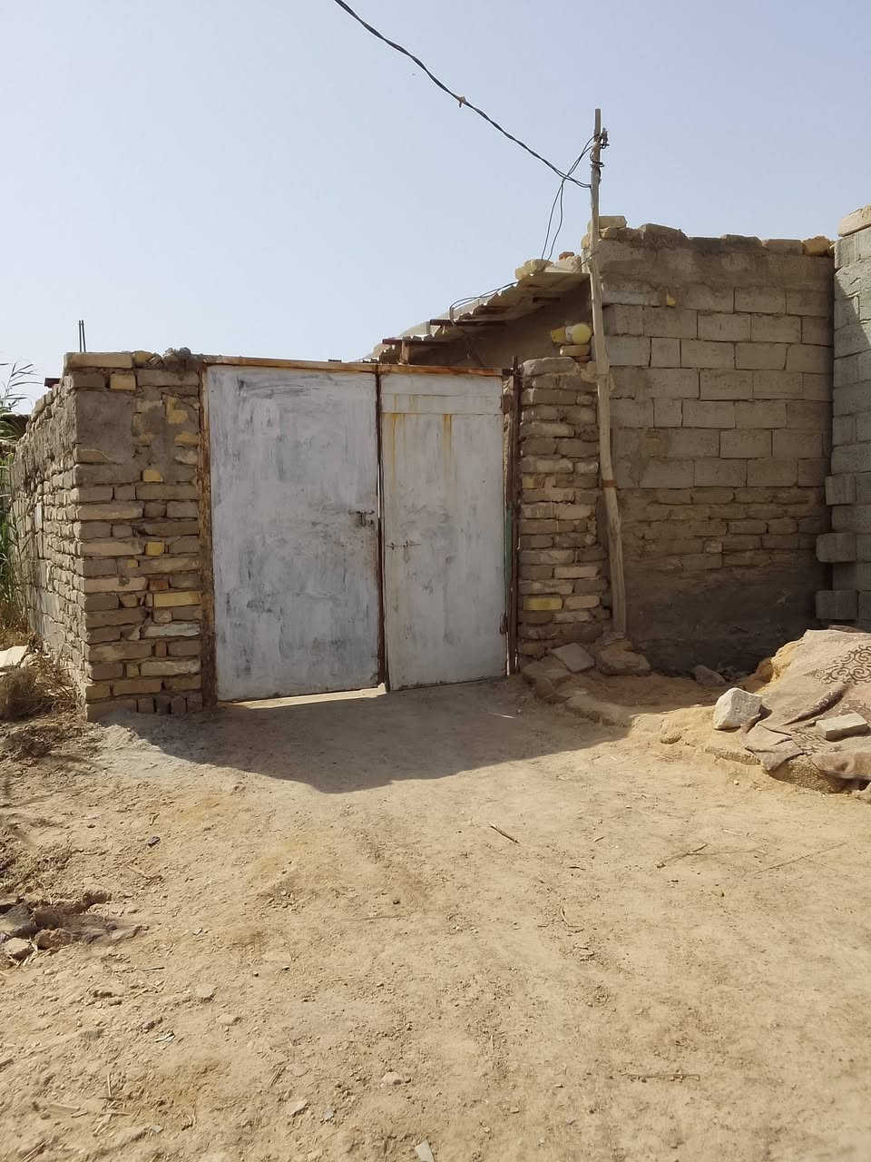 بيت للبيع الي ياخذه عرصه مساحته 200/متر مجمع الصادق السكني طريق الصلاحيه مساحته كلش جبيره مقابيله تبليط واناره مجاري مولد شارع وطني مستمر ‏‪***********‬‏للستفسار عله هاذه الرقم
