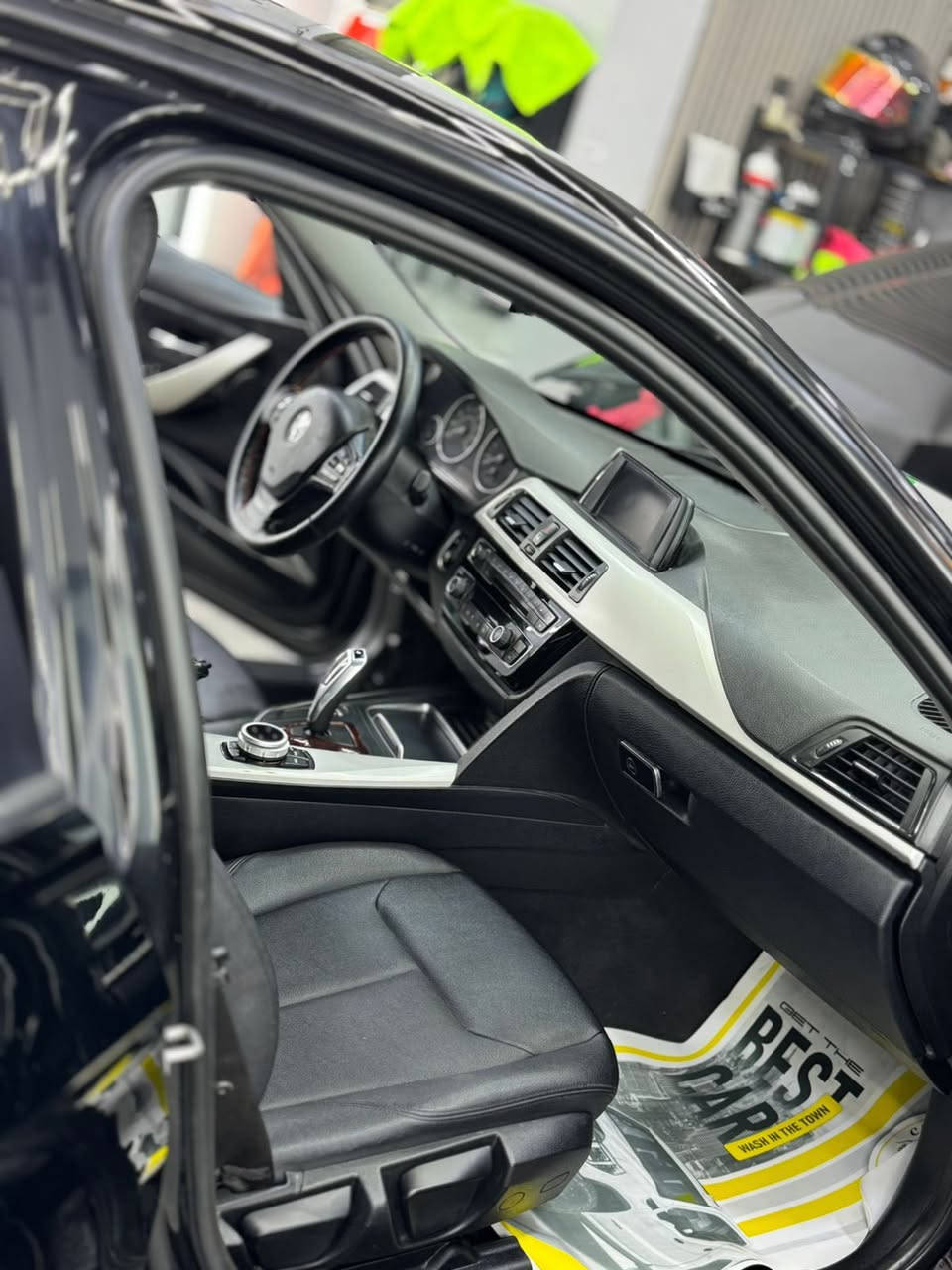 سلام عليكم
BMW سياره

مديل 2018

حجم 320i

اربعه سلندر  توين تيربو 

حادث امريكه غرق ما ويه الدوسه 

بيه باب خلفي كلير من امريكه

مواصفات 

بصمة ابواب و تشغيل

كشنات جلد 

شاشه 

عدسات لايت متحركه 

يرادله ترتيابت 

بيع او مراوس حسب القناعه

مكان السياره بغداد البنوك 

رقم صاحب السياره. ***********
