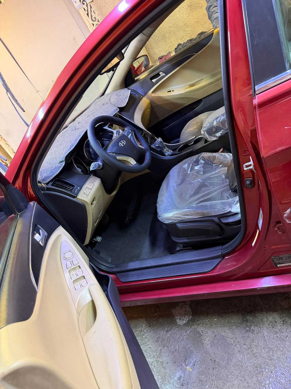 سوناتا أمريكي 2012 رقم مميز للبيع  

هيونداي سوناتا أمريكي موديل 2012  
رقم أربيل مميز (39666)  

• اللون: ماروني  
• مكينة GDi  
• الممشى: 159 ألف ميل  
• سنوية لغاية 2030  
• السيارة باسمي والتحويل ثاني يوم  

المواصفات:  
• شاشة كبيرة 4K  
• سستم صوت قوي جداً 🔊  
• إنارة محيطية متعددة الألوان (تفاعلية ويه الصوت عن طريق التطبيق)  
• تحكم ستيرن جهتين  
• مثبت سرعة  
• كامرة خلفية HD  

ملاحظة:  
حادث أمريكا موجود بالصور (ربع البنيد + الجامغ عكس السايق)  
وكذلك انضربت بنفس المكان عندي.  

📍 بغداد – حي العامل  
💰 السعر: 97 ورقة 

📞 ***********  

#سوناتا #سوناتا_2012 #سوناتا_امريكي #سيارات_بغداد #سيارات_العراق #بيع_سيارات #رقم_مميز #سيارات_اربيل #Hyundai_Sonata #Sonata_2012 بغداد, العراق
