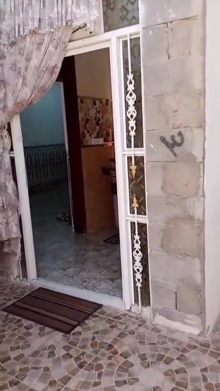 بيت للبيع مساحته٢٥٠ متر يحتوي على إستقبال ومطبخ وصاله وغرفتين نوم مع حديقه خلف البيت
العنوان الحبانيه المفتول خلف جمعيه البسويد 
للاستفسار الاتصال على هذا الرقم ***********
