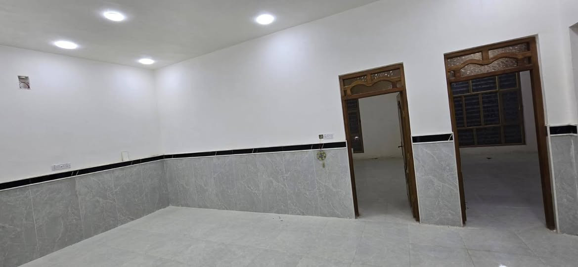 بيت للبيع مساحة 200 متر، العنوان حي الغدير الأولى، قرب شارع 20، ثاني فرع ع جهة اليمين
طابقين
الطابق الأول عكاده بناء سنة 2019، يتكون من غرف نوم عدد 2+صالة +مطبخ +أستقبال +مجموعة صحية داخلية وخارجية +مدخل مع حديقة+كراج سيارة
أما الطابق الثاني كونكريت بناء سنة 2025 حديث، يتكون من غرف نوم عدد 4 +صالة +مجموعة صحية
واجهة 10، نزال 20
السعر خاص أو الأتصال ع الرقم
***********
