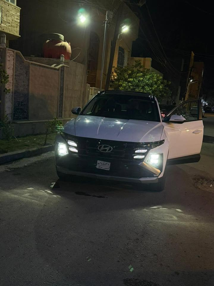 إسلام عليكم 	Hyundai Tucson Hybrid 2025•	محرك 1.6 تيربو هايبرد بقوة 231 حصان.
• دفع رباعي (دبل) HTRAC.
 • سقف بانوراما.
 • شاشات رقمية حديثة للعدادات والنظام الترفيهي.
 • تشغيل بصمة وفتح ذكي.
 • باب خلفي كهربائي.
 • مثبت سرعة ذكي.
 • نظام المحافظة على المسار.
 • مراقبة النقطة العمياء.
 • كاميرا خلفية وحساسات.
 • شفتات تبديل سرعات خلف المقود (دبترونك).
 • صرفية وقود ممتازة
     • بعد بيهه هواي مواصفات 
      • حادث فقط بارد مبدل دعاميه بدون قطره صبغ
            • صور الحادث مرفقه بل منشور 
•السعر ع الخاص 
***********
