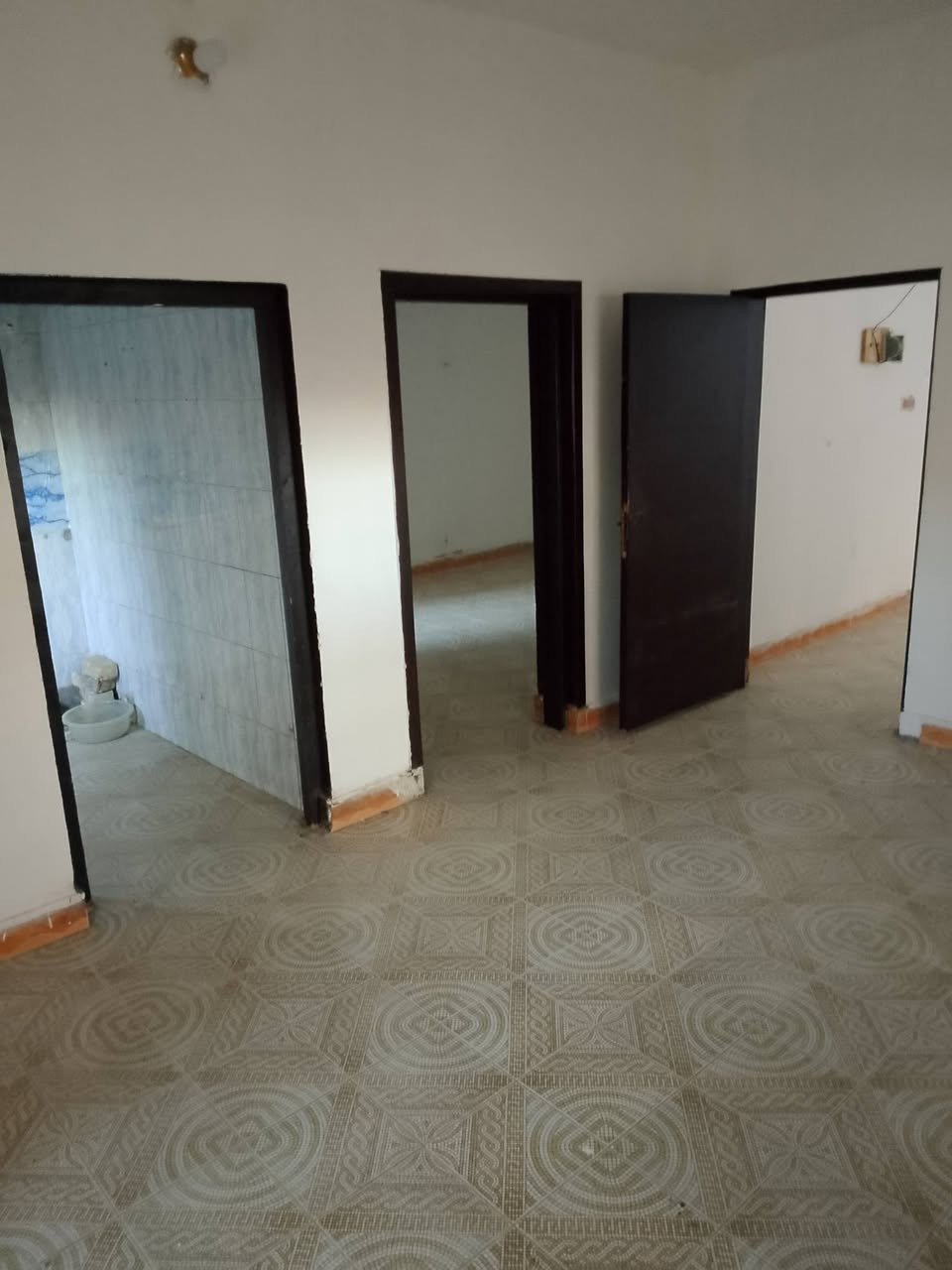 اللايجار 250 الف فقط
يوجد لدينه مشتمل طابق ثاني مساحته 150 متر 

يتكون من غرفة نوم مطبخ وصاله وستقبال وطرمه وبيتونه وصطح الموقع ديالى بعقوبه المركز السراي منطقه القيصريه قرب شارع العام خريسان وسوق بعقوبه وخلف البنايه كورنيش ديالى ***********
