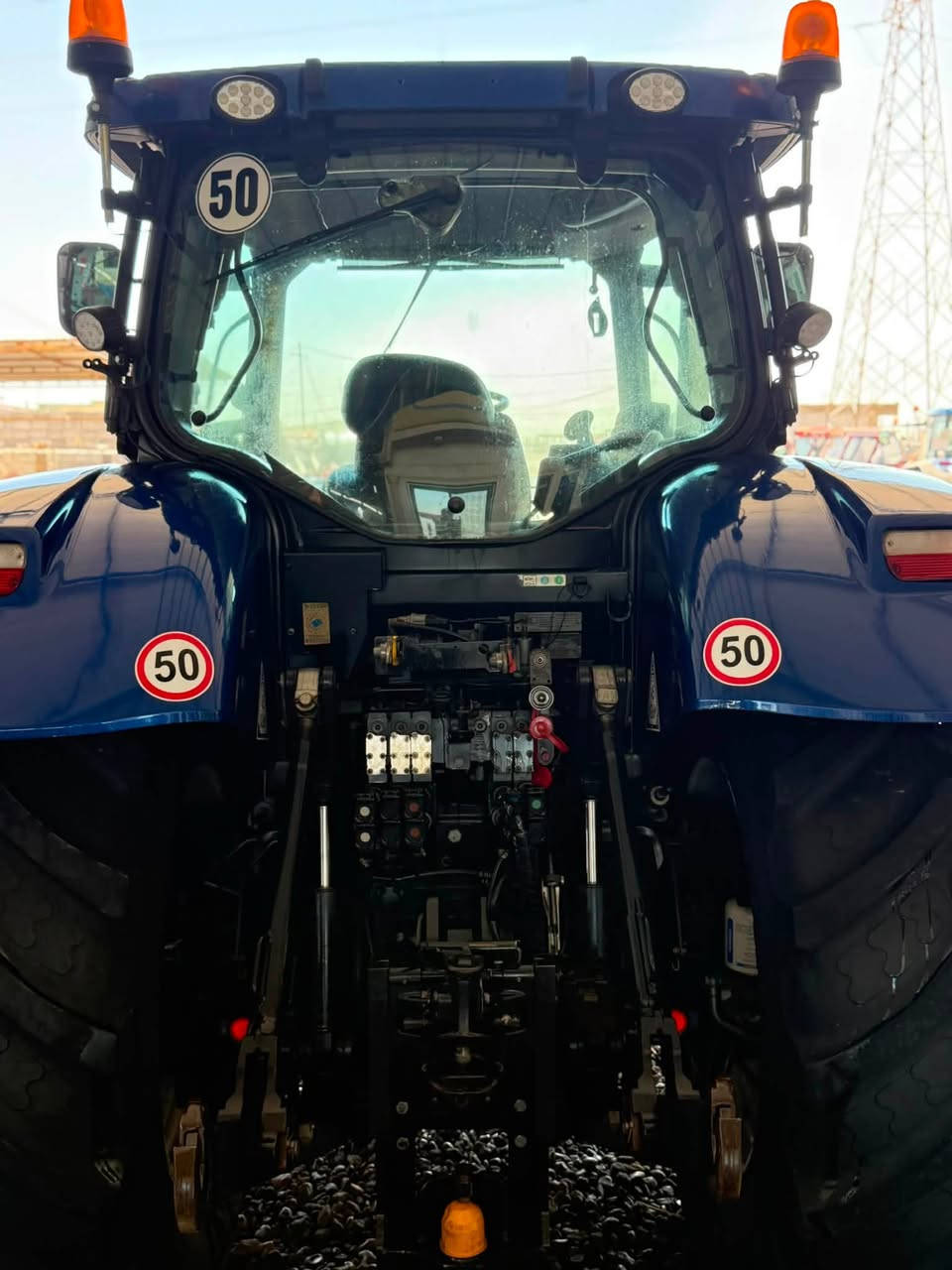 �🔥 للبيع… فرصة ما تتكرر! 🔥🚜
#NEW_HOLLAND T7.270
📆 موديل (2013).

✅ وارد مباشر من أوروبا إلى العراق (شركة الحاج عمار الشمري.)
✅ جاهز للشغل مباشرة، وما يحتاج تصرف عليه دينار. 
✅ ما مشتغل داخل العراق نهائياً.
✅ مكينة نظيفة جداً (حلوه وجديده).
✅ كفالة عامة .
✅ حبريه  .

{المكينه تفحص وتقتنع وتشتري ، والزين يفرض نفسه}.

📍 شركة الحاج عمار جباره الشمري لتجارة الآليات الزراعية
📍 واسط – الزبيدية

للاستفسار:
 📞***********
